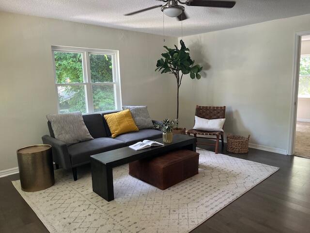 127 P'Poole Avenue Chattanooga, TN 37415 - Photo 6 of 23 Livingroom