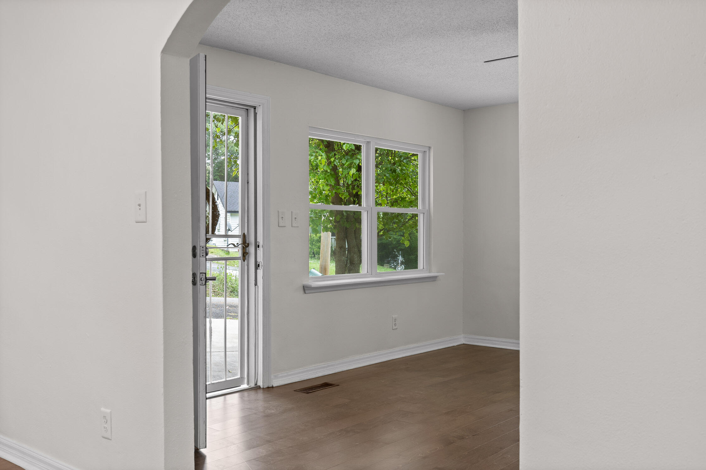 127 P'Poole Avenue Chattanooga, TN 37415 - Photo 8 of 23 Dining view into livingroom windows