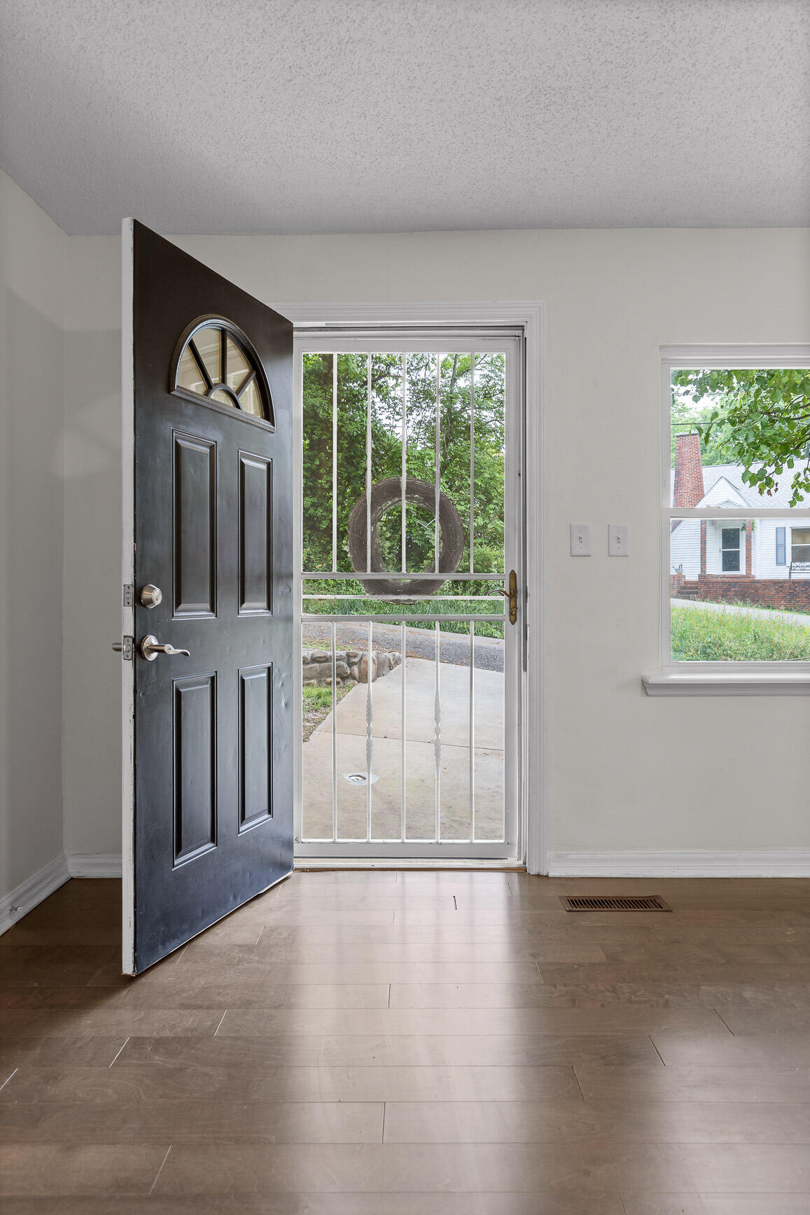 127 P'Poole Avenue Chattanooga, TN 37415 - Photo 9 of 23 Front exterior door