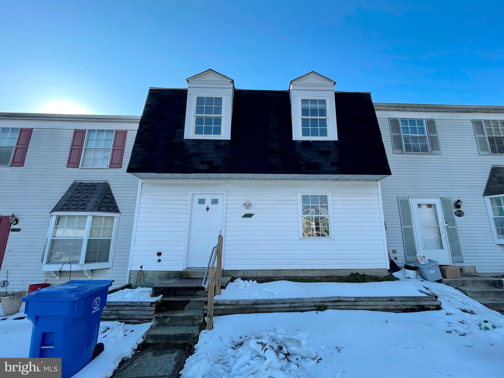 3BR 1.5FB townhome w/driveway parking