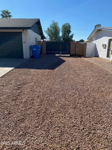 a view of a backyard