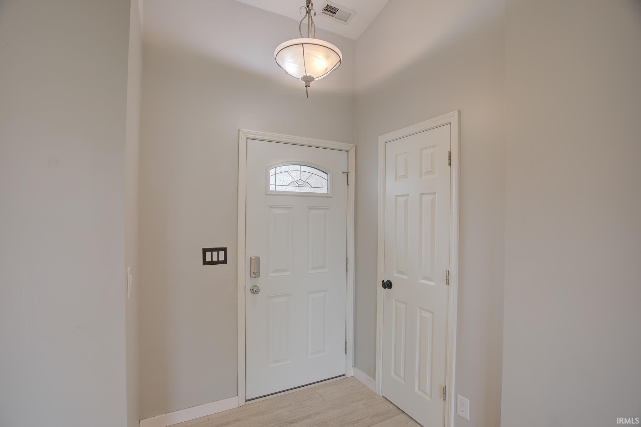 3305 North Stockwell Road Evansville, IN 47715 - Photo 3 of 27 Gallery Image 3