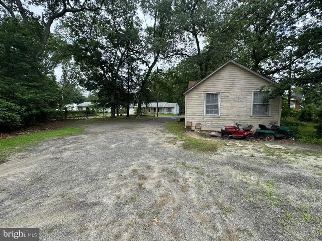 a view of a house with yard and a tree