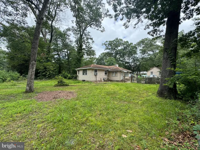 a view of a house with backyard and garden