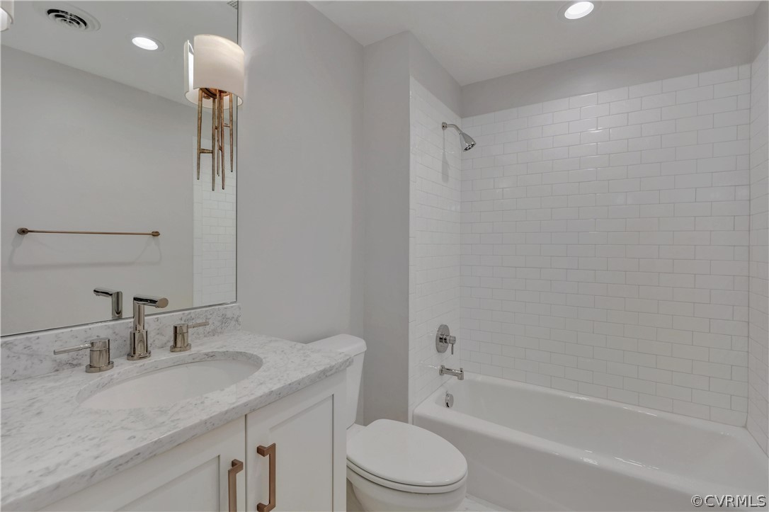 413 Stuart Circle, Unit U2D Richmond, VA 23220 - Photo 13 of 31 Guest bathroom located off gallery hallway.