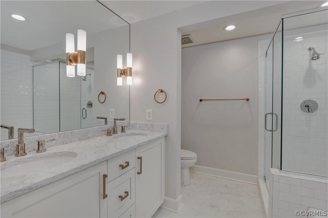 413 Stuart Circle, Unit U2D Richmond, VA 23220 - Photo 16 of 31 Primary bedroom private bathroom.