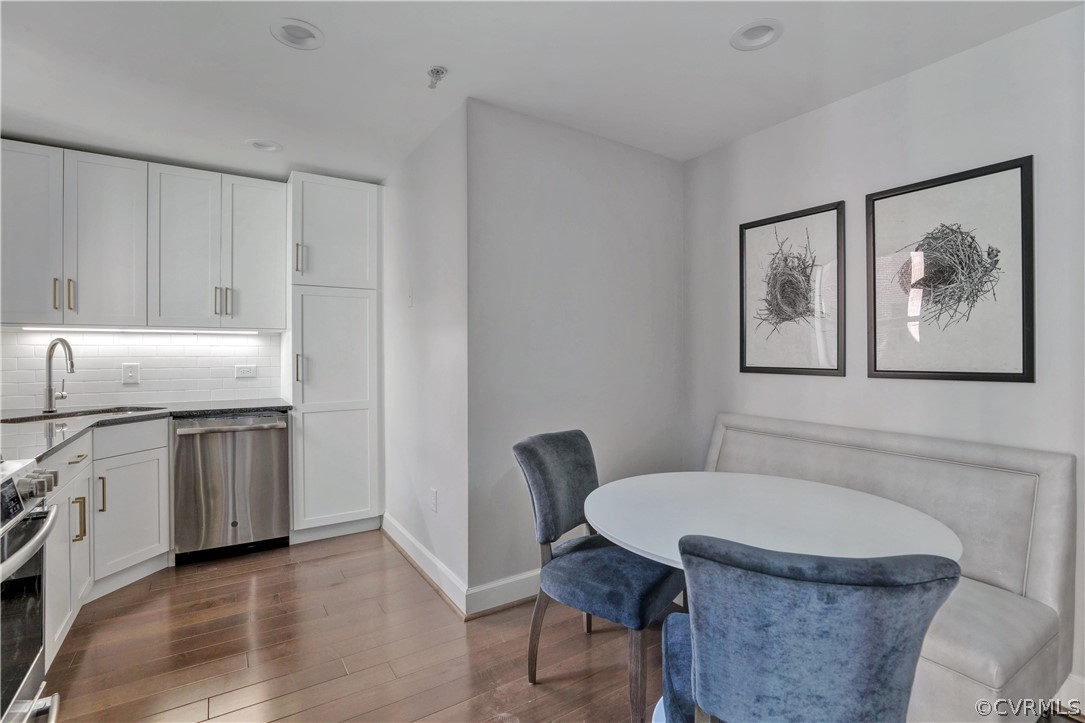 413 Stuart Circle, Unit U2D Richmond, VA 23220 - Photo 6 of 31 Partial view of kitchen, eat-in area