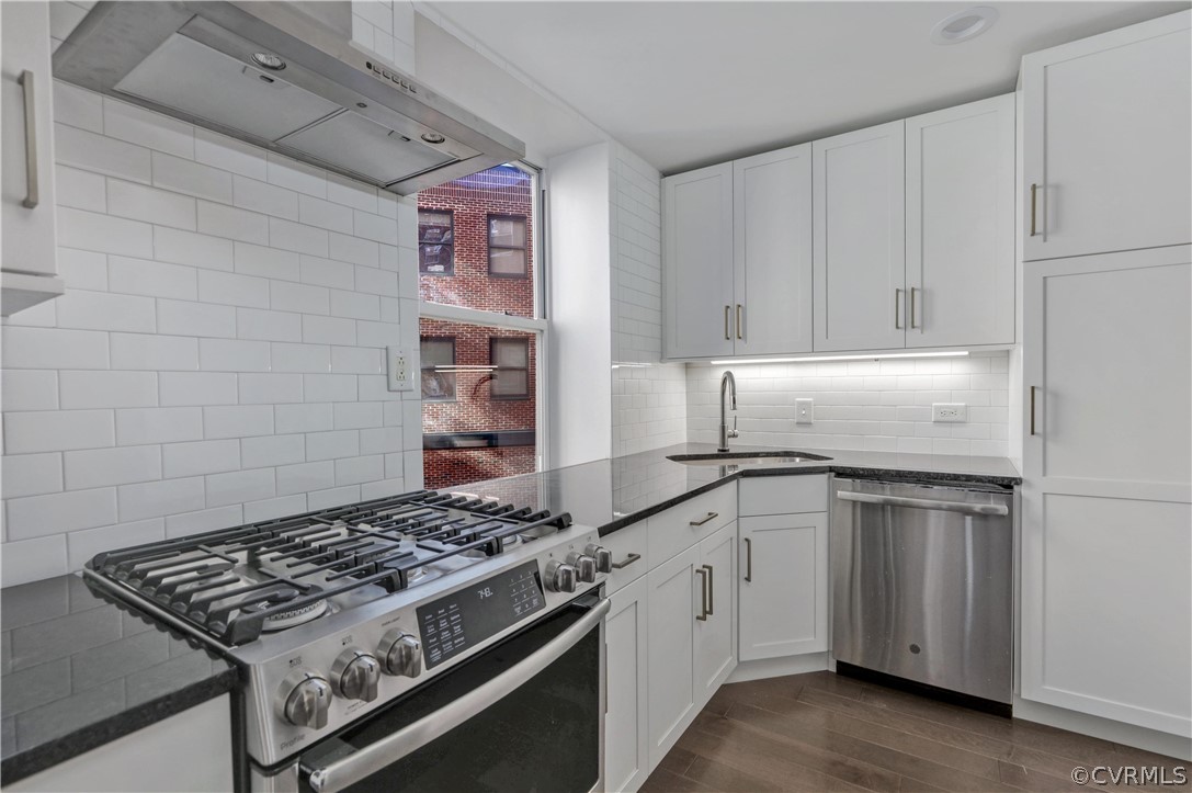 413 Stuart Circle, Unit U2D Richmond, VA 23220 - Photo 7 of 31 New kitchen, custom Kitchen cabinets, granite coun