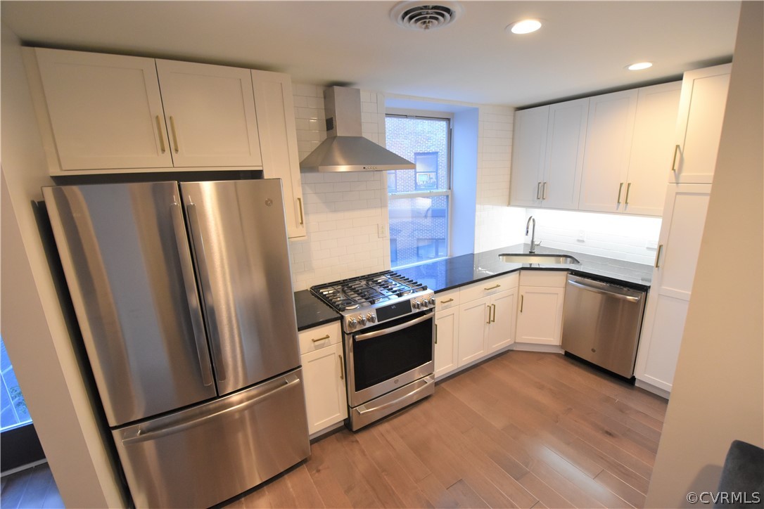 413 Stuart Circle, Unit U2D Richmond, VA 23220 - Photo 8 of 31 Unit 2D. Kitchen view. Wood floors.