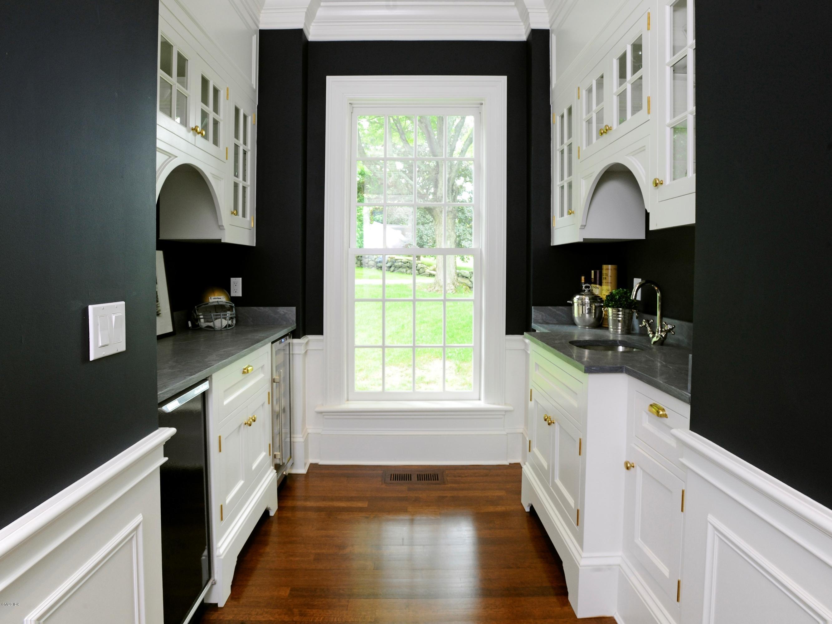 475 Round Hill Road Greenwich, CT 06831 - Photo 8 of 22 475 Round Hill Road Butler's Pantry