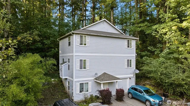 a view of a yard in front of house