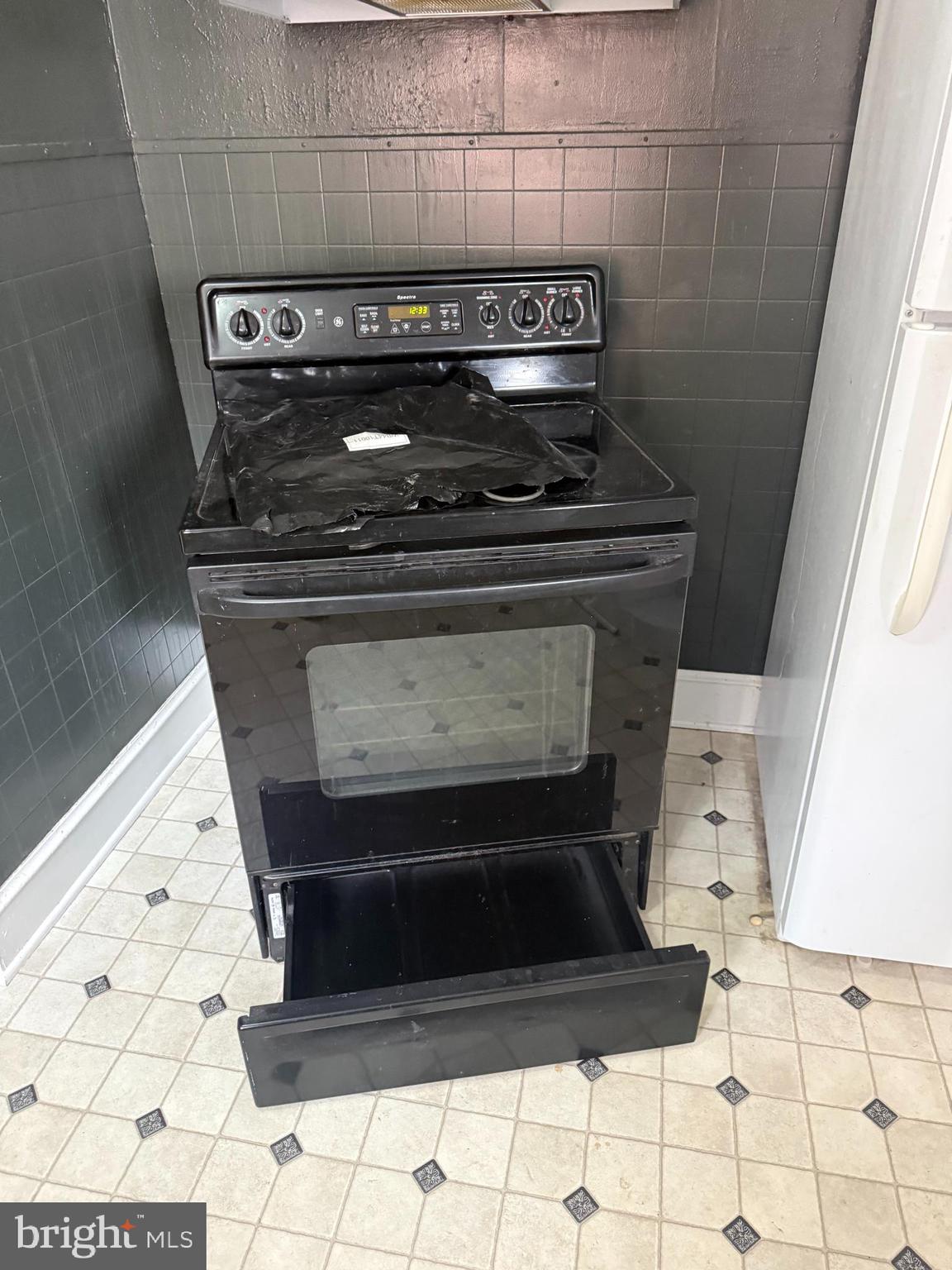 606 Stuart Street, Unit 2 Fredericksburg, VA 22401 - Photo 3 of 5 a stove top oven sitting inside of a kitchen
