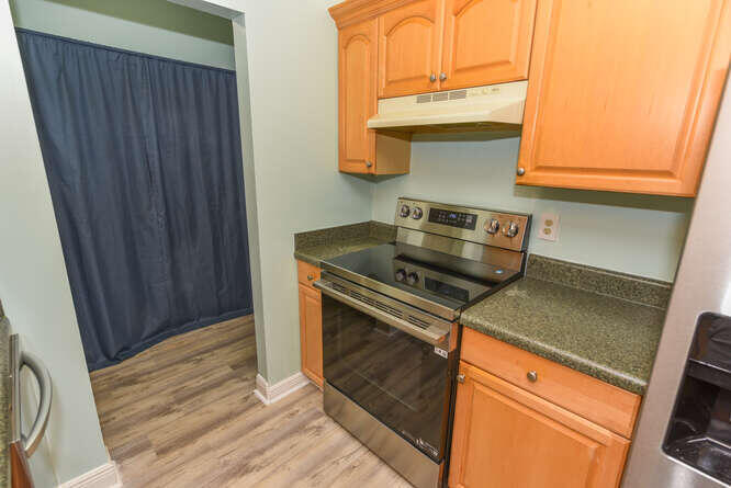 150 Pineview Road, Unit L6 Jupiter, FL 33469 - Photo 13 of 31 a kitchen with a stove and a microwave