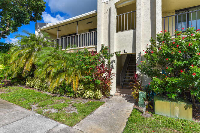 150 Pineview Road, Unit L6 Jupiter, FL 33469 - Photo 29 of 31 a view of a back yard of the house