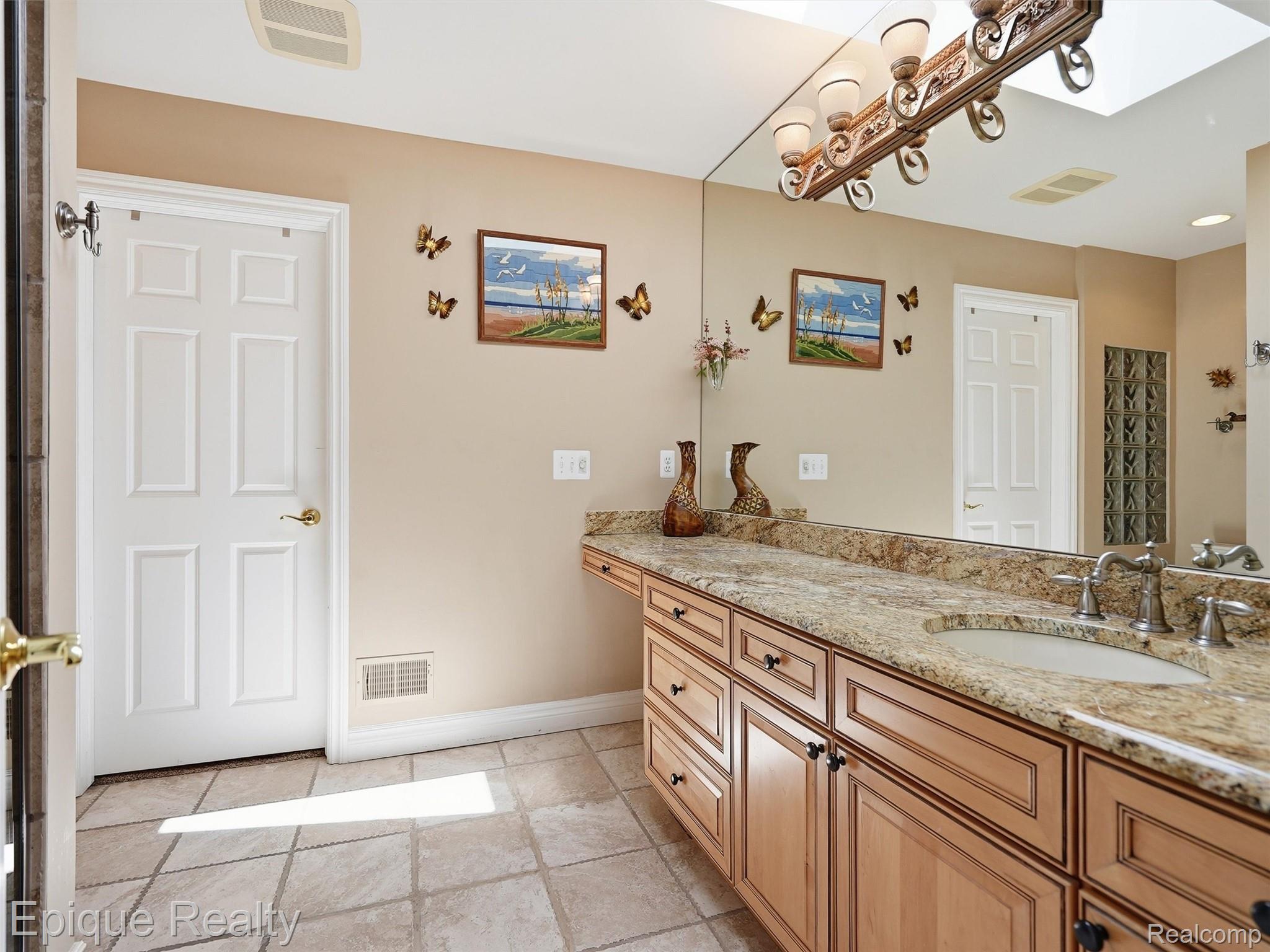 33124 North River Road Harrison Township, MI 48045 - Photo 32 of 77 Primary bath