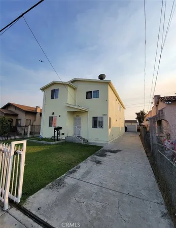 a view of a house with backyard and porch