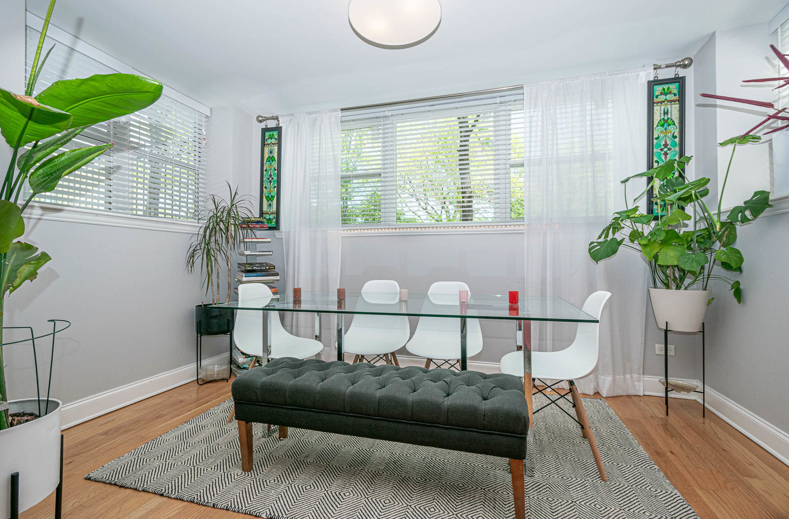 5874 North Ridge Avenue, Unit G Chicago, IL 60660 - Photo 4 of 14 a living room with furniture plant and a window