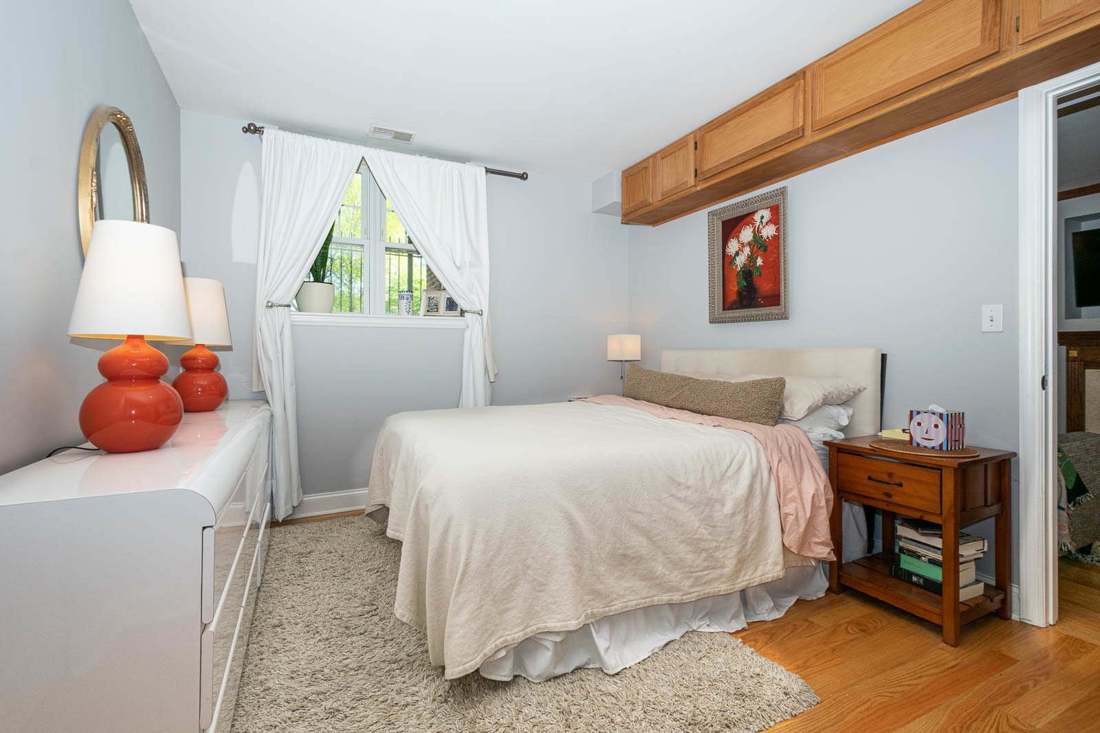 5874 North Ridge Avenue, Unit G Chicago, IL 60660 - Photo 9 of 14 a bedroom with a bed and a dresser