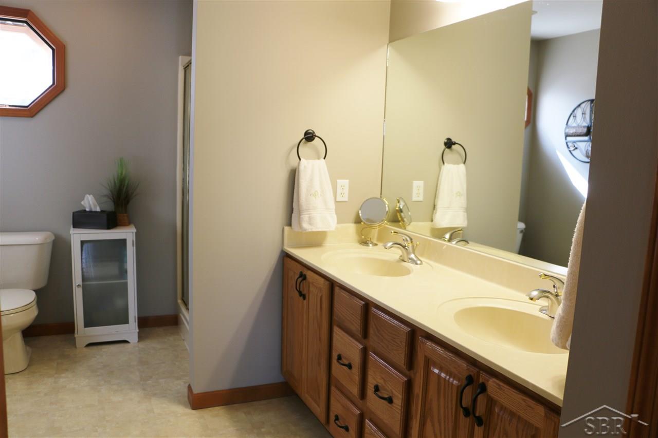 7668 Geddes Road Saginaw, MI 48609 - Photo 15 of 30 Master Dbl Vanity and wal