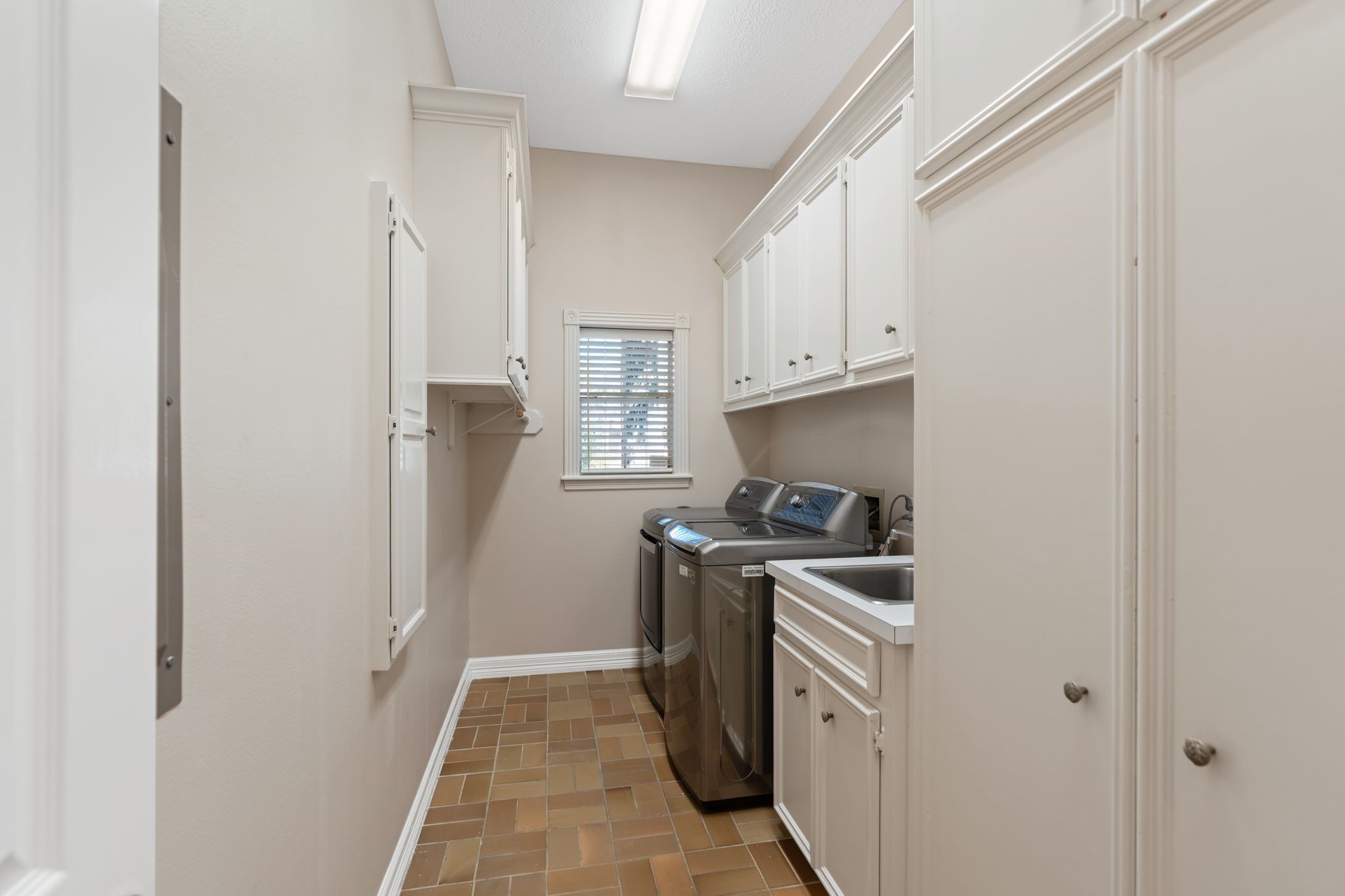 2 Bridgeberry Court Spring, TX 77381 - Photo 19 of 50 a kitchen with a stove top oven a sink and dishwasher