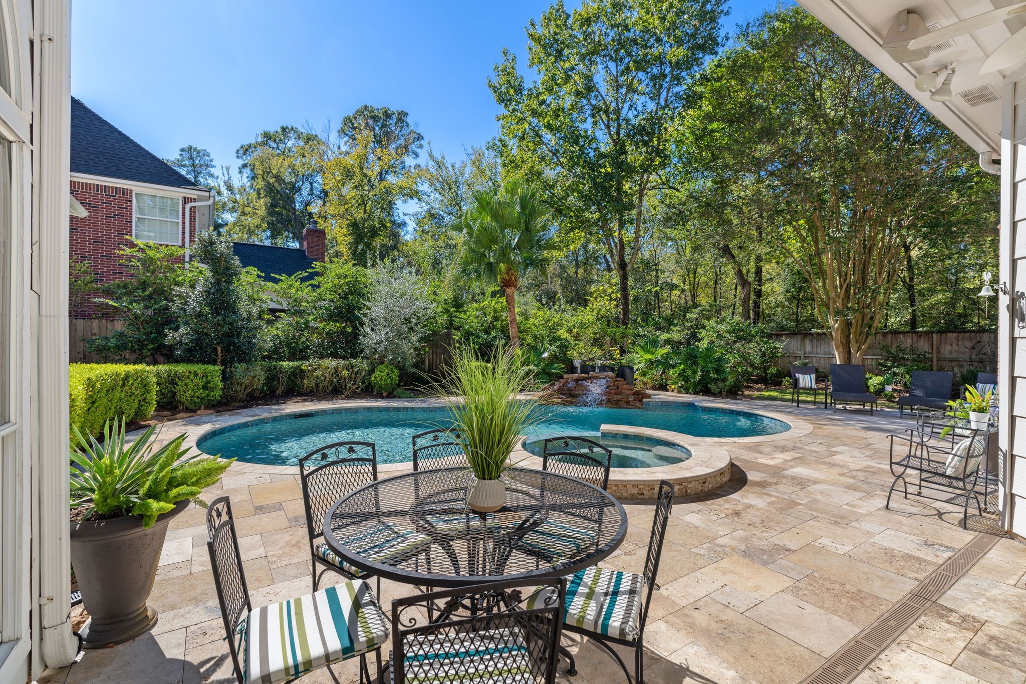 2 Bridgeberry Court Spring, TX 77381 - Photo 43 of 50 a patio with water table and chairs