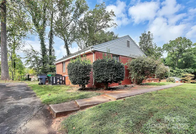 a view of a house with backyard and sitting area