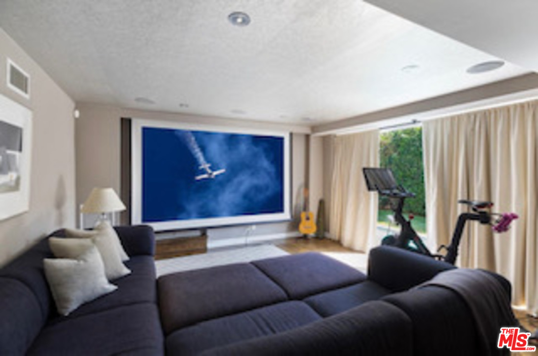 1427 Queens Road Los Angeles, CA 90069 - Photo 4 of 30 Gallery Image 4