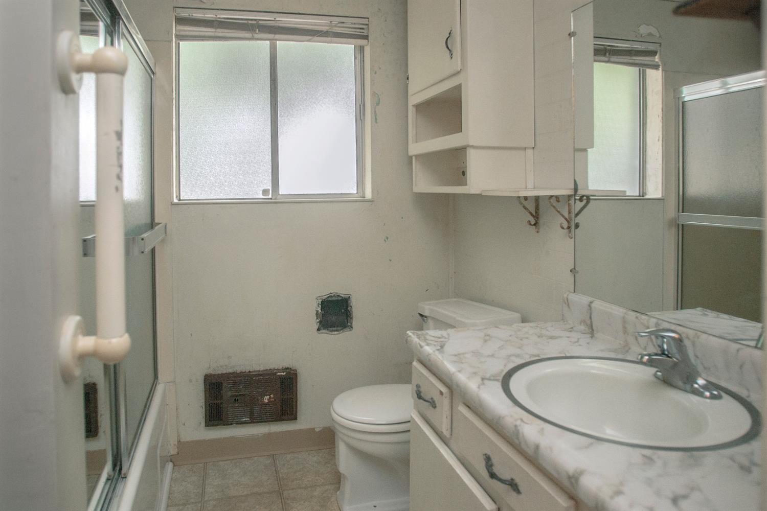 1496 Morrow Road Medford, OR 97504 - Photo 9 of 20 Hallway bathroom