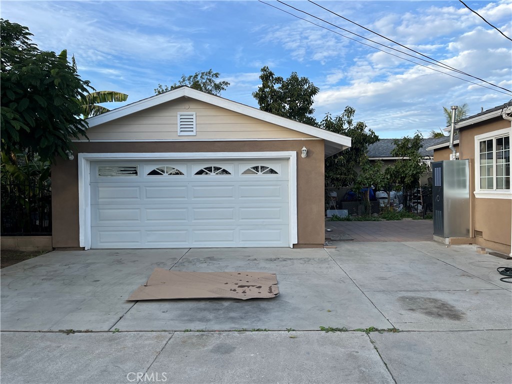 10915 Carmenita Road Whittier, CA 90605 - Photo 4 of 15 a house with a outdoor space
