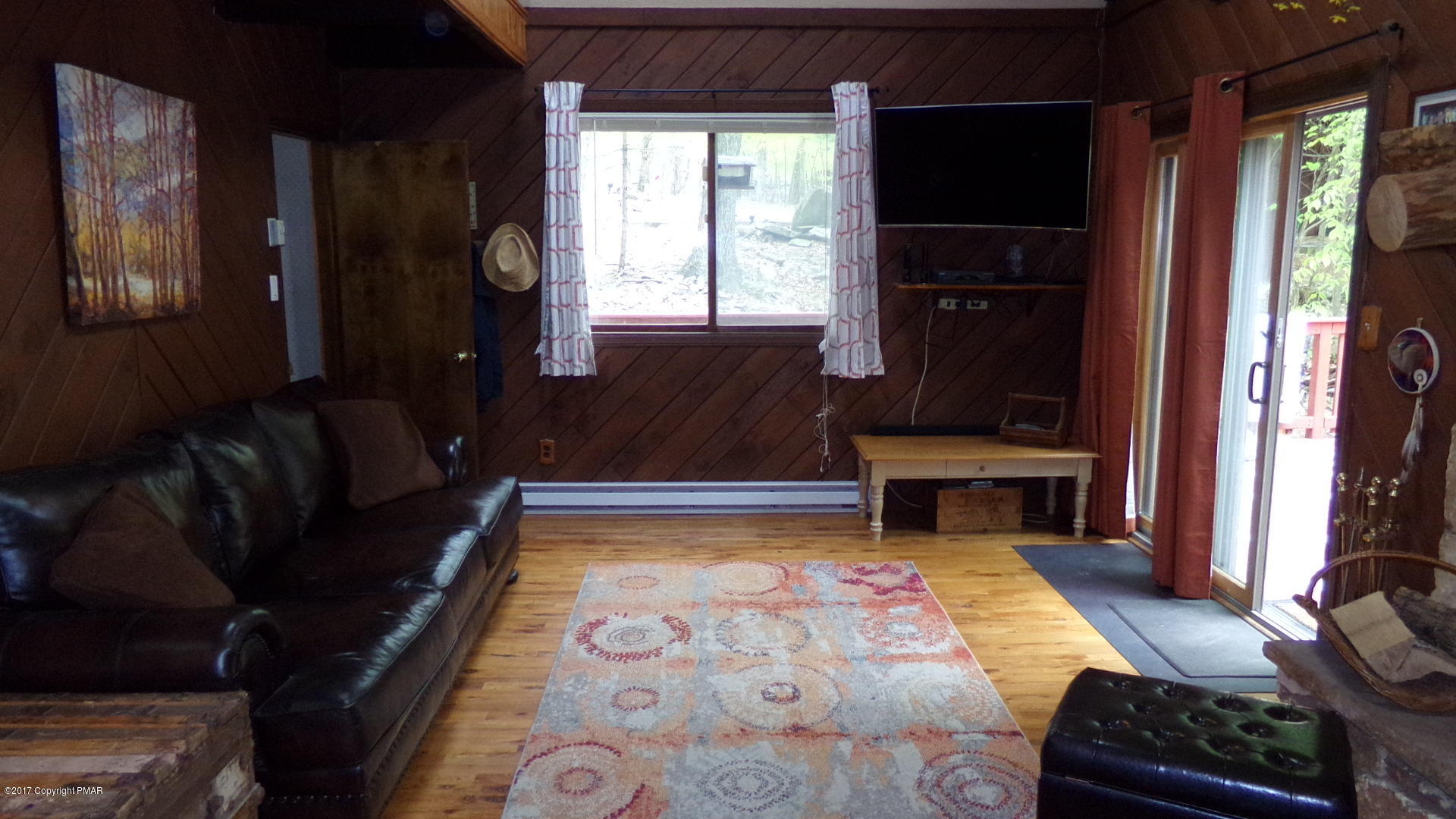 152 Edinburgh Road Bushkill, PA 18324 - Photo 8 of 33 7-Living Room
