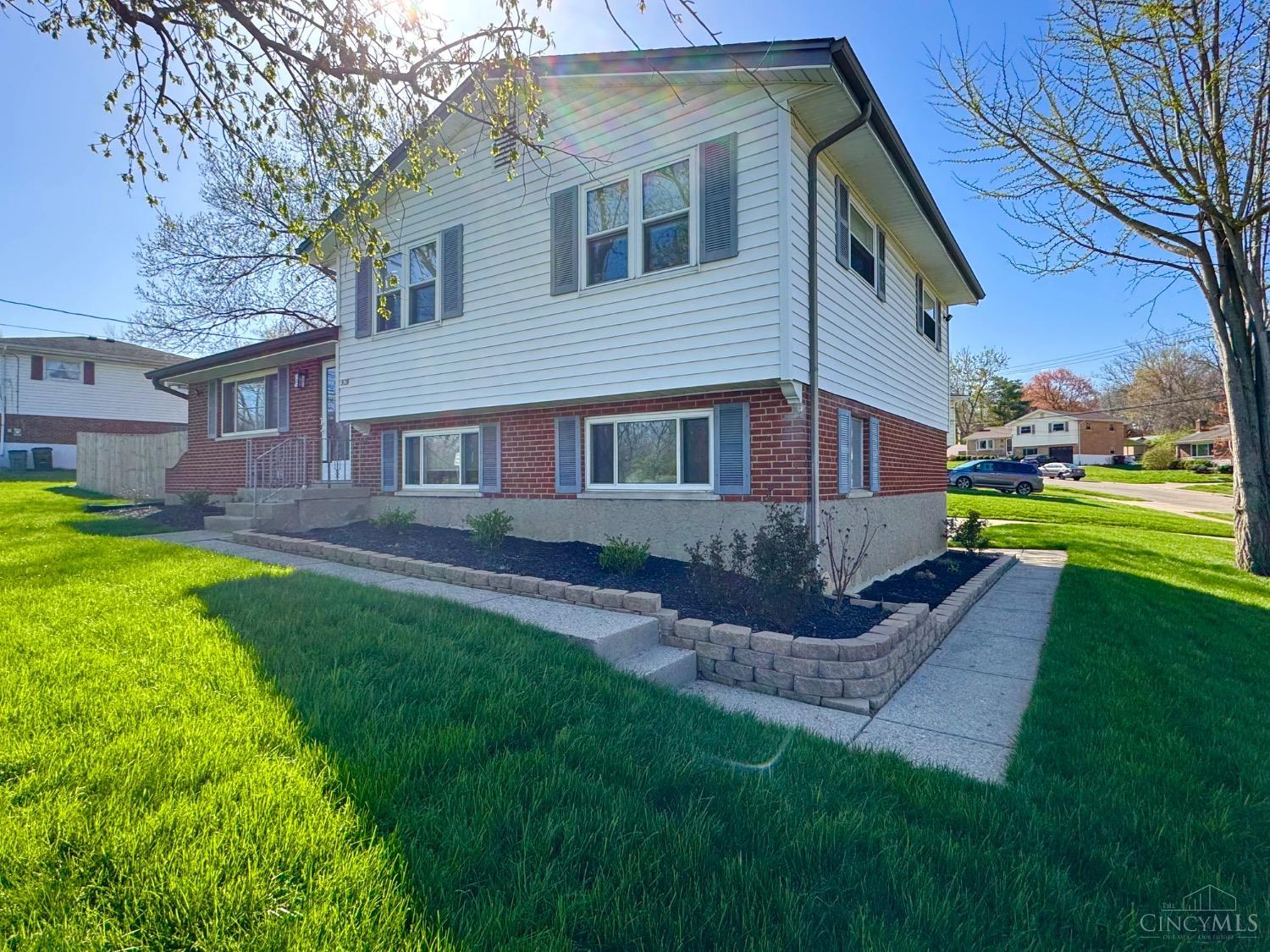 929 Compton Road Cincinnati, OH 45231 - Photo 4 of 39