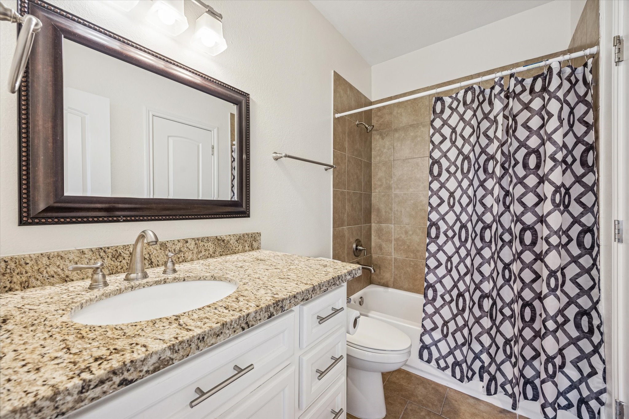 5402 Jonathan Lane Houston, TX 77011 - Photo 25 of 33 Secondary Full Bathroom on the Third Floor.