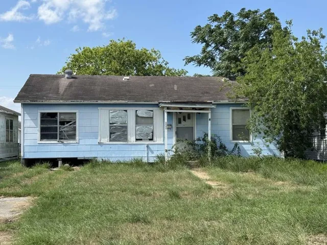 $69,999 | 407 East 2nd Street, Bishop, TX 78343