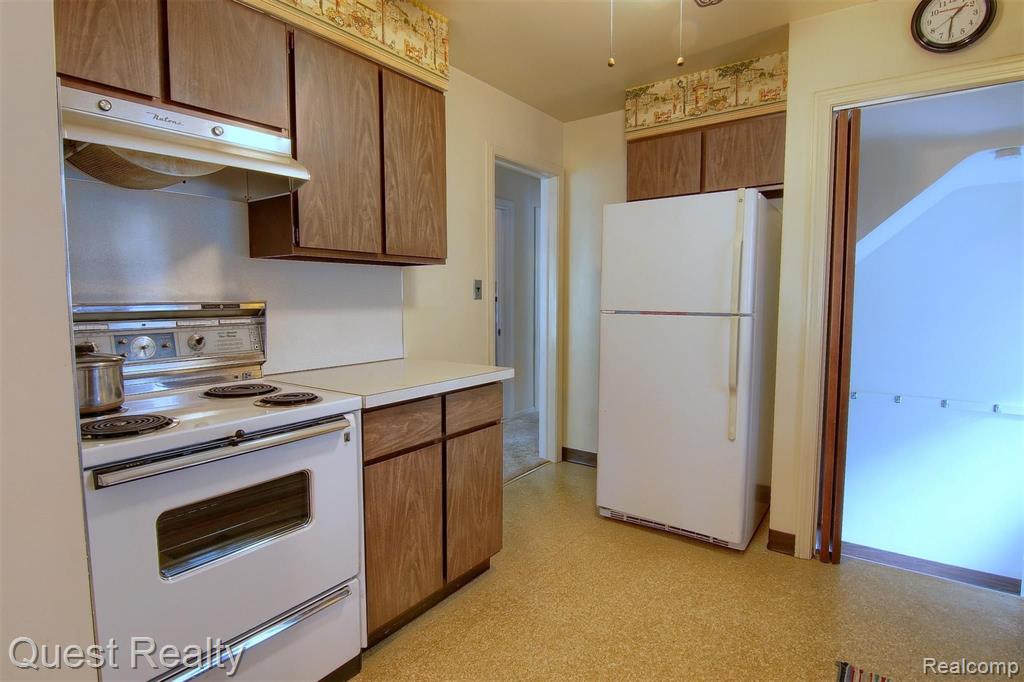 2132 Hampton Road Grosse Pointe Woods, MI 48236 - Photo 8 of 29