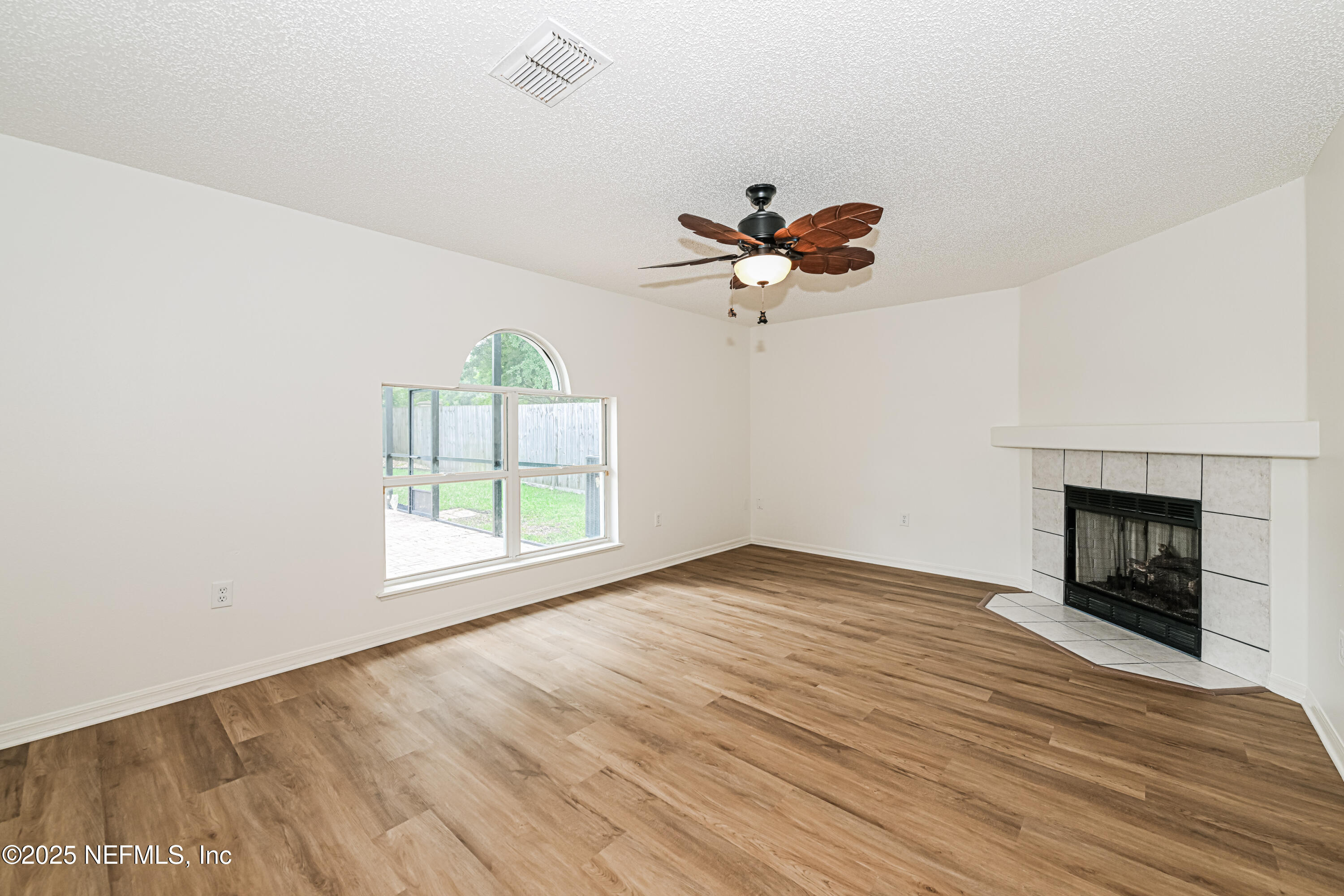 Living Room-14747399