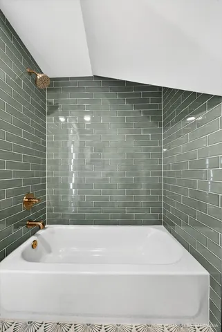 $379,000 | 102 Center Street, Algonquin, IL 60102