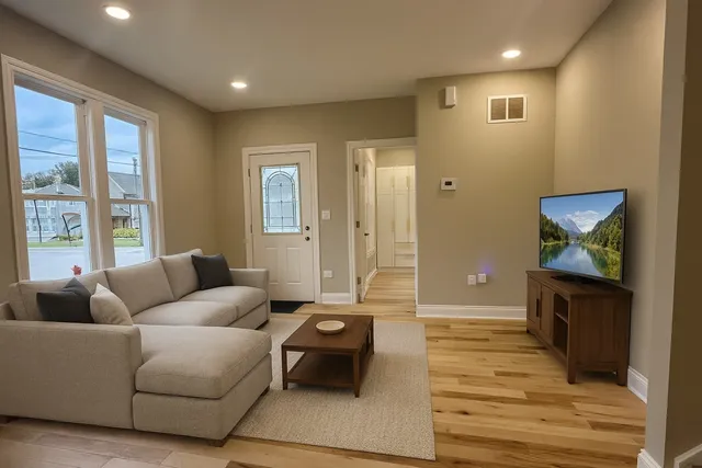 $379,000 | 102 Center Street, Algonquin, IL 60102