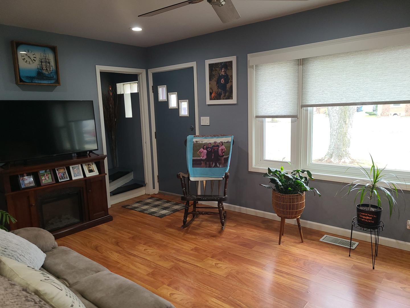 6806 Maple Court Bridgeview, IL 60455 - Photo 9 of 26 a living room with furniture and a flat screen tv