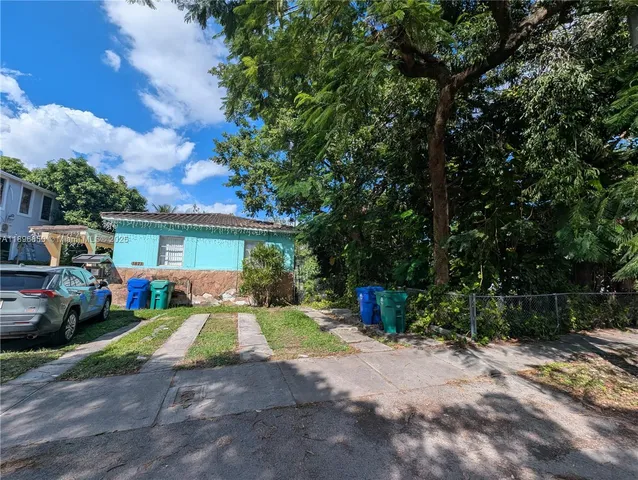 a view of backyard of the house