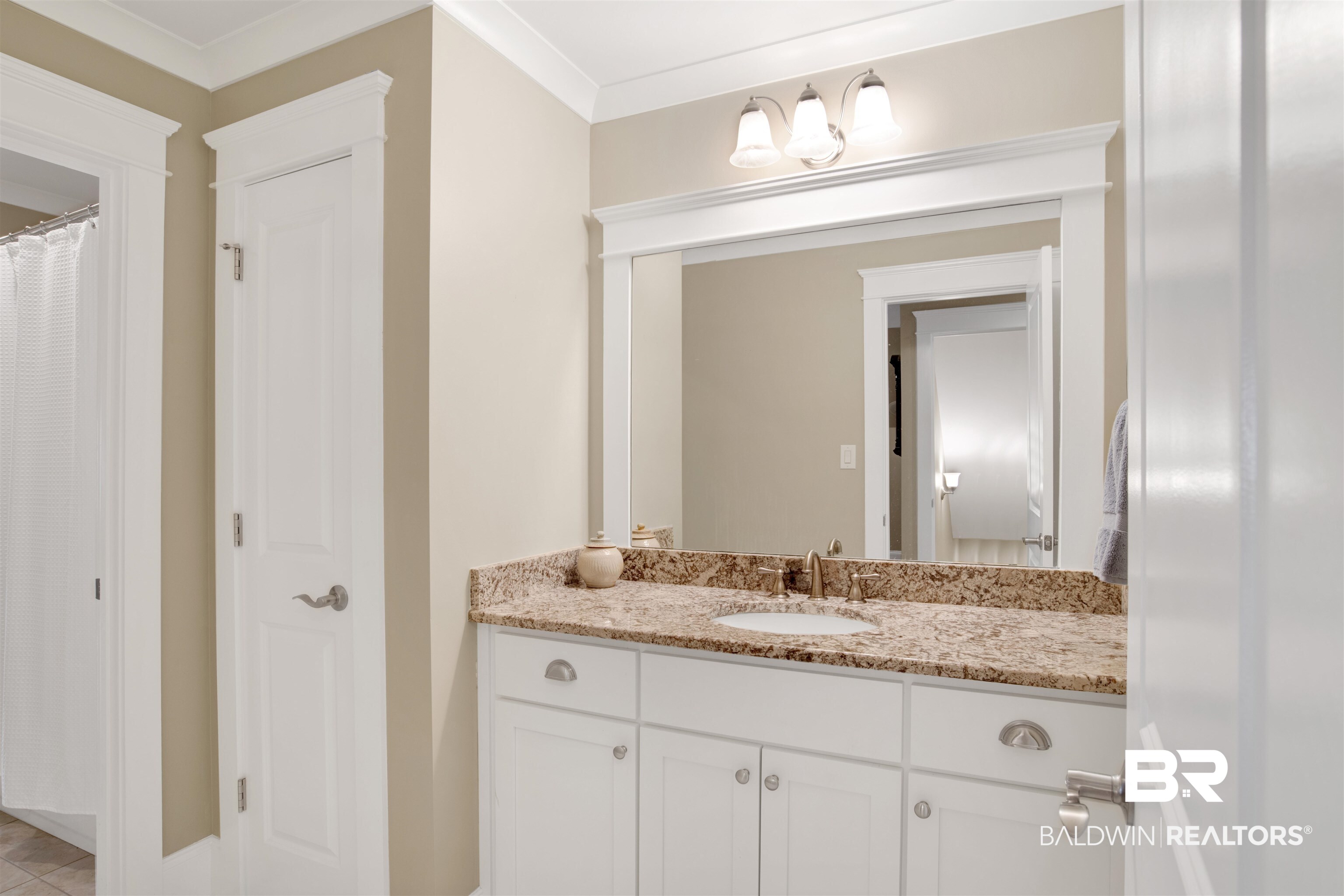 131 Sedgefield Avenue Fairhope, AL 36532 - Photo 31 of 50 3rd bathroom with crown molding and vanity
