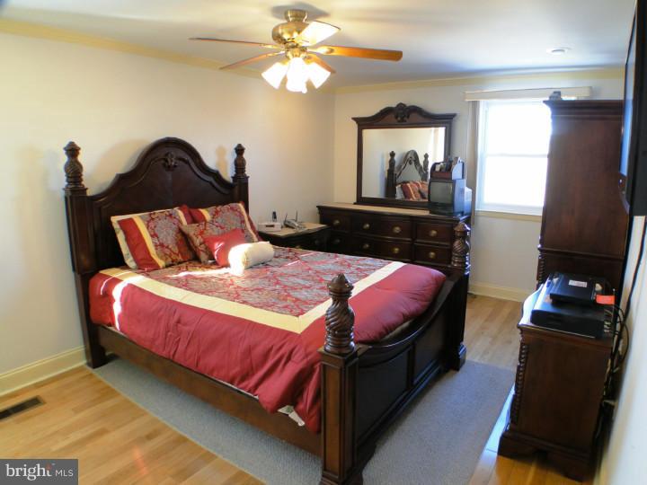 424 Rennard Street Philadelphia, PA 19116 - Photo 12 of 25 Bedroom - Main