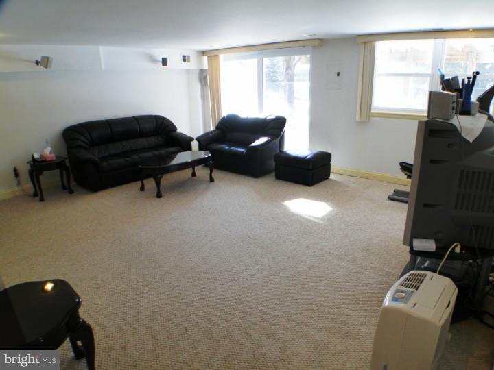 424 Rennard Street Philadelphia, PA 19116 - Photo 18 of 25 Family Room