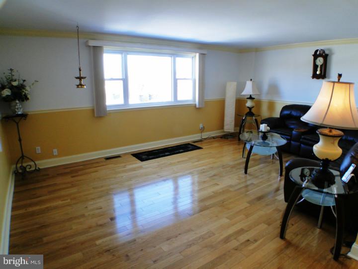 424 Rennard Street Philadelphia, PA 19116 - Photo 3 of 25 Living Room