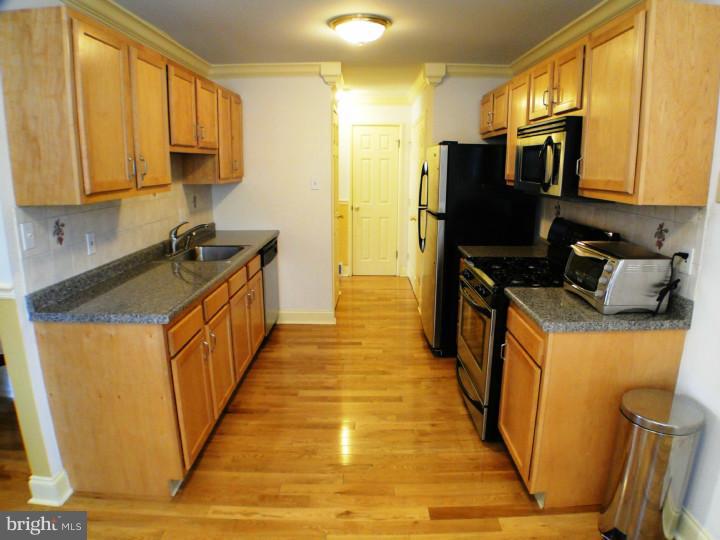 424 Rennard Street Philadelphia, PA 19116 - Photo 7 of 25 Kitchen