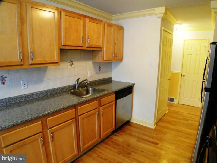 424 Rennard Street Philadelphia, PA 19116 - Photo 8 of 25 Kitchen
