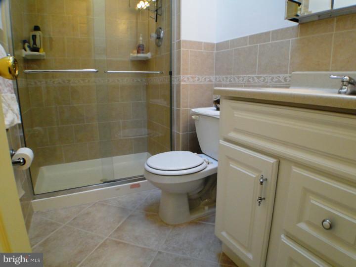 424 Rennard Street Philadelphia, PA 19116 - Photo 9 of 25 Master Bathroom