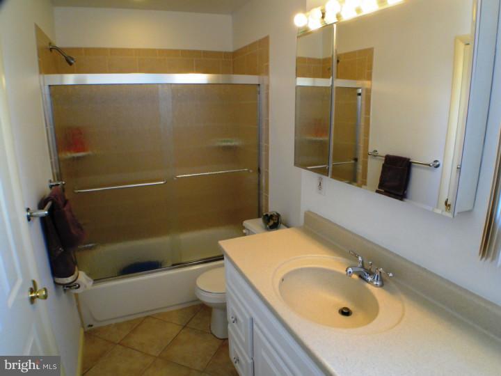 424 Rennard Street Philadelphia, PA 19116 - Photo 10 of 25 Bathroom