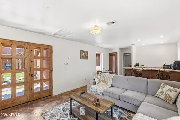 a view of a house with backyard and plants