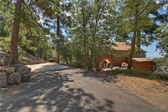 a view of a yard with a tree
