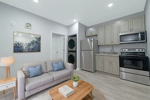 $1,050 | 805 Avenue K, Unit D, Galveston, TX 77550